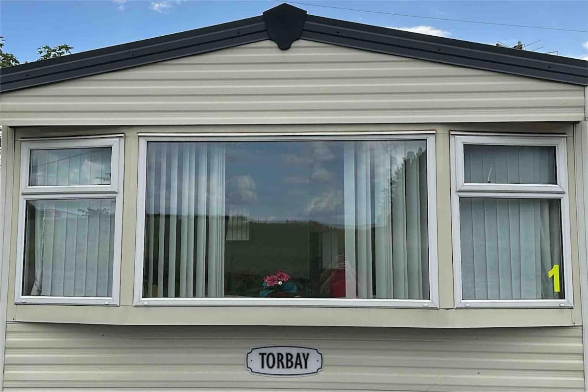 4-Bedroom Cosalt Caravan In Uddingston, Glasgow Buitenkant foto