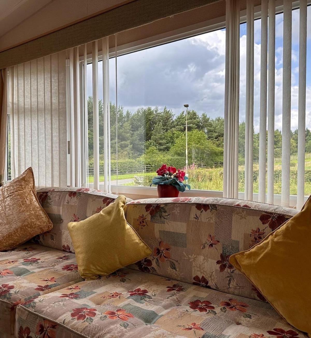 4-Bedroom Cosalt Caravan In Uddingston, Glasgow Buitenkant foto